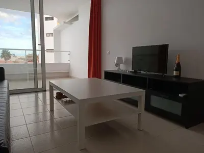 Una televisión o centro de entretenimiento en Casa Naranja - your spacious and comfortable home in Playa