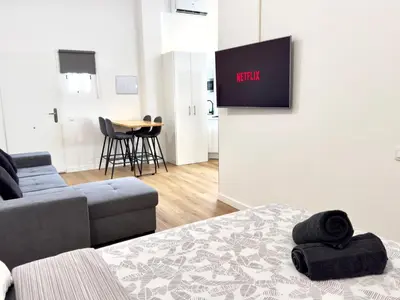 Una televisión o centro de entretenimiento en Loft Deluxe Aeropuerto