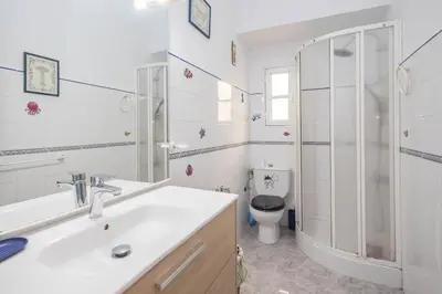 Un baño de 3BR Urban Flat - Centric & Confortable