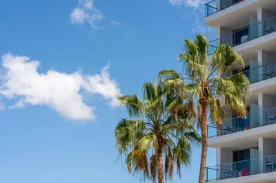 Edificio en el que se encuentra el apartahotel