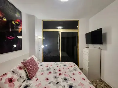Una televisión o centro de entretenimiento en Affordable holiday accommodation for large families and groups at Las Canteras beach with 3 Bedrooms and Free Parking