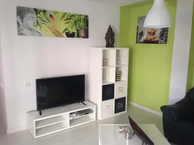 Una televisión o centro de entretenimiento en Beautiful 2 bedroom apartment near Puerto Rico beach
