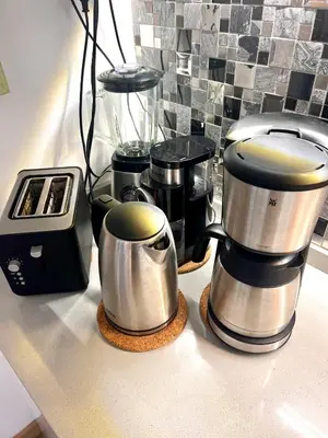 Utensilios para hacer té y café en Solymar Premium Apartment