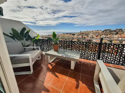 Un balcón o terraza de Calma Canaria Ocean Sunset Jacuzzi Wifi pool and bbq