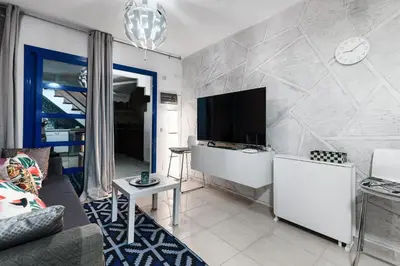 Una televisión o centro de entretenimiento en Duplex Poolside Playa del Ingles