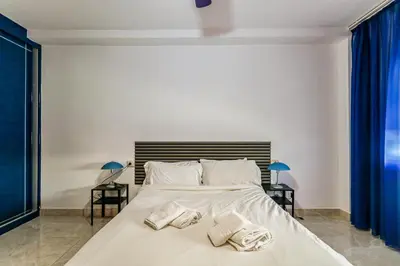 Cama o camas de una habitación en Spacious apartment El Tablero