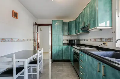 Una cocina o zona de cocina en Spacious apartment El Tablero