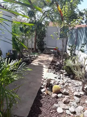 Jardín al aire libre en Très BEAU BUNGALOW,JARDIN TROPICAL, RENOVATION ETE 2020