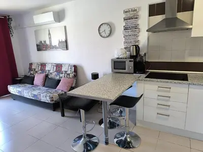 Una cocina o zona de cocina en Sea view cozy apartment with pool
