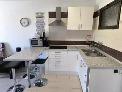 Una cocina o zona de cocina en Sea view cozy apartment with pool
