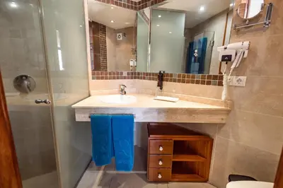 Un baño de Servatur JB - Adults Only