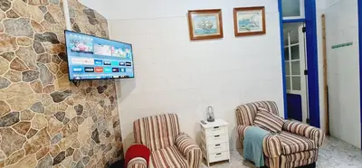 Una televisión o centro de entretenimiento en Salema casa de playa en San Cristobal