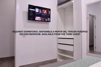 Una televisión o centro de entretenimiento en Suite Orquídea