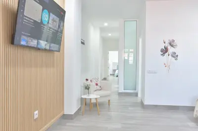 Una televisión o centro de entretenimiento en Suite Orquídea