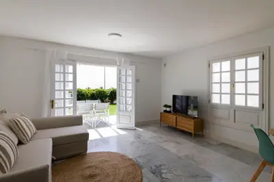 Una televisión o centro de entretenimiento en Bungalow con jardín en Pasito PM40