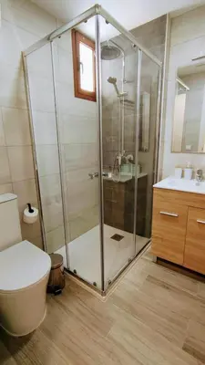Un baño de Green 431 by CASAS COCODRILO