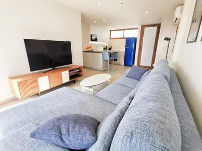 Una televisión o centro de entretenimiento en Nice 2 bedroom close to the beach in Maspalomas