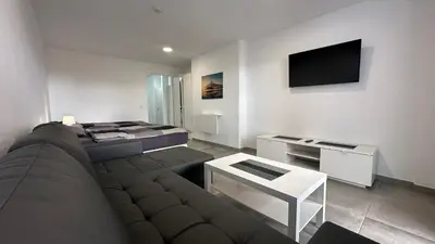 Una televisión o centro de entretenimiento en Top Studio in Las Arenas, 4 OG, seitlicher Meerblick, im Herzen von Playa del Ingles, Gran Canaria