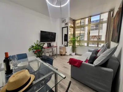 Una televisión o centro de entretenimiento en 2 Bedrooms Flat 50 mts away from Las Canteras beach