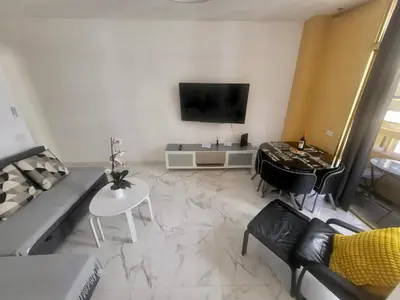 Una televisión o centro de entretenimiento en New big flat with balcony 50mts away from beach Parking Optional