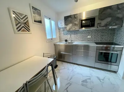 Una cocina o zona de cocina en New big flat with balcony 50mts away from beach Parking Optional