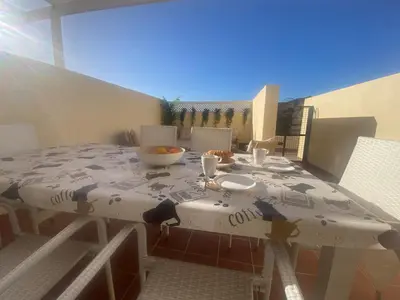 Un restaurante o sitio para comer en New renovated family home above swimming pool