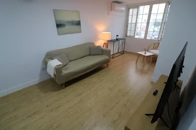Una televisión o centro de entretenimiento en Lovelly renovated apartment