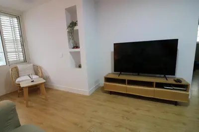 Una televisión o centro de entretenimiento en Lovelly renovated apartment