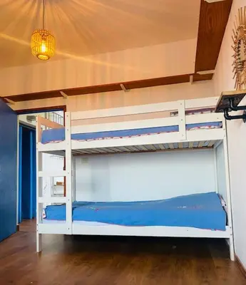 Cama o camas de una habitación en Tortuga blue house in banana plantation