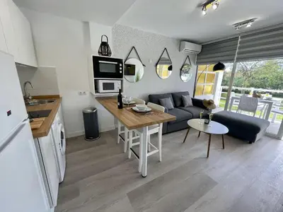 Una cocina o zona de cocina en Pretty pool view holiday home