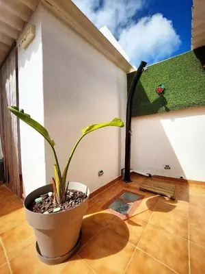 Jardín al aire libre en Casa BIMBA Agaete con terraza y ducha exterior