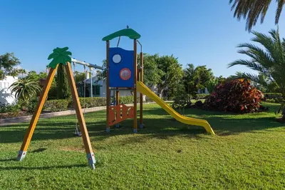 Zona de juegos infantil en Bungalows Cordial Sandy Golf