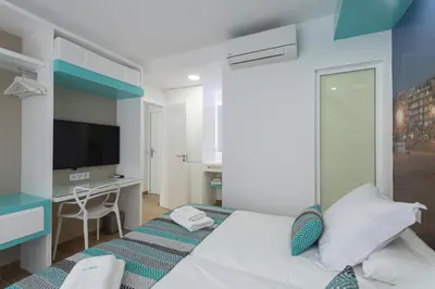 Cama o camas de una habitación en Petit Accommodation Las Canteras Deuxième