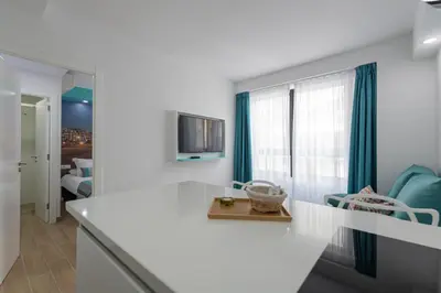 Una televisión o centro de entretenimiento en Petit Accommodation Las Canteras Deuxième