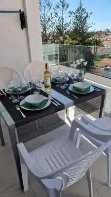 Un balcón o terraza de Yumbo Holiday Apartment - Tanife CAS
