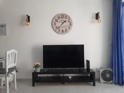 Una televisión o centro de entretenimiento en Yumbo Holiday Apartment - Tanife CAS