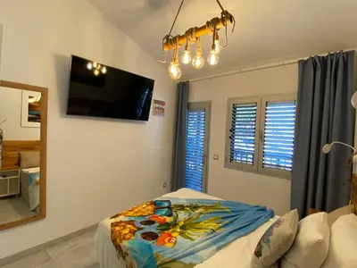 Una televisión o centro de entretenimiento en First Beachline Maritime Deluxe with Panorama-balcony in Sun Club