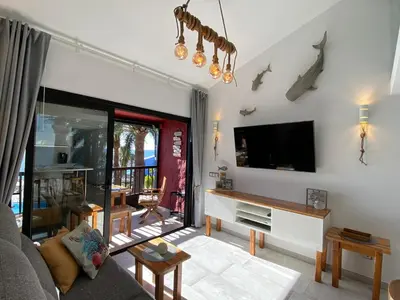 Una televisión o centro de entretenimiento en First Beachline Maritime Deluxe with Panorama-balcony in Sun Club