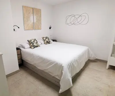 Cama o camas de una habitación en Stylish 2 Bedroom Bungalow By Pride Holiday Rentals