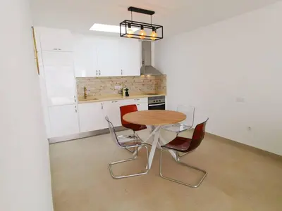 Una cocina o zona de cocina en Stylish 2 Bedroom Bungalow By Pride Holiday Rentals