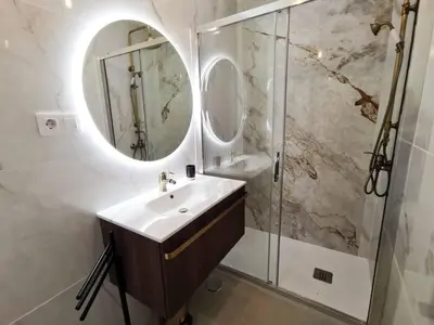 Un baño de Stylish 2 Bedroom Bungalow By Pride Holiday Rentals
