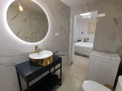 Un baño de Stylish 2 Bedroom Bungalow By Pride Holiday Rentals