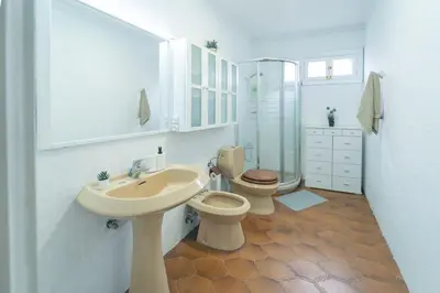 Un baño de Un Lugar House San Telmo -Coliving