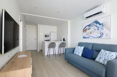 Una televisión o centro de entretenimiento en RENOVADO APARTAMENTO 1º LINEA DE MAR