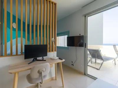 Una televisión o centro de entretenimiento en Living Las Canteras Homes - SMART BEACHFRONT