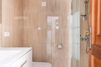 Un baño de Apartment 5 minutes from the sea
