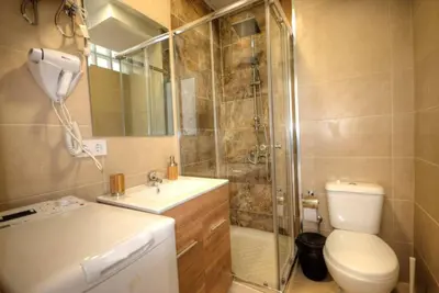 Un baño de CÉNTRICO APARTAMENTO 737 by CASAS COCODRILO