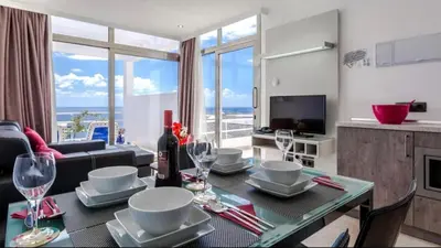 Una televisión o centro de entretenimiento en Bahia & Ocean Views - Holiday Club Deluxe Private Suite