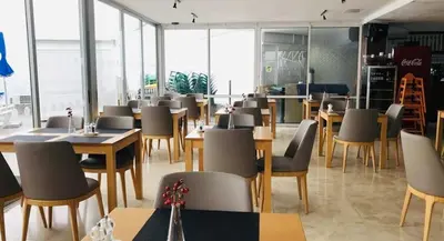 Un restaurante o sitio para comer en Bahia & Ocean Views - Holiday Club Deluxe Private Suite