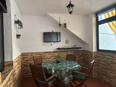 Una televisión o centro de entretenimiento en Tommy´s House Vibbecanarias Playa del Cura